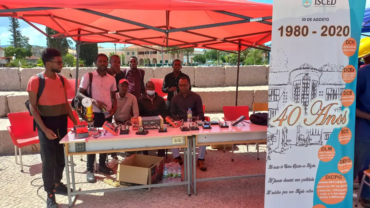 foire de la science organisée par la JMPLA à Lubango